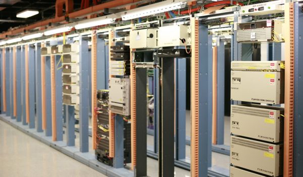 Pasillo de racks de servidores en un centro de datos, ejemplo de infraestructura para inversión en IA