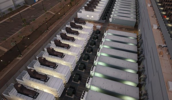 Fila de generadores diésel de respaldo en un centro de datos visto desde el aire