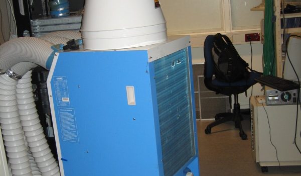 Equipo de refrigeracion portatil conectado a un rack de servidores en una sala de datos