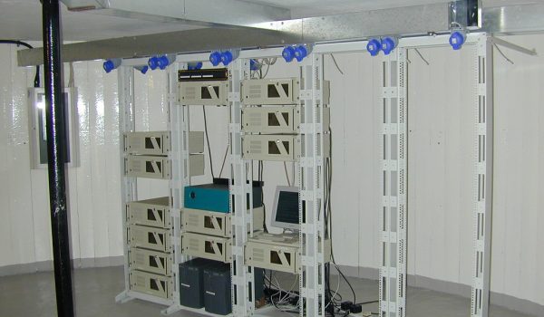 Cabina de servidores en un centro de datos de colocation