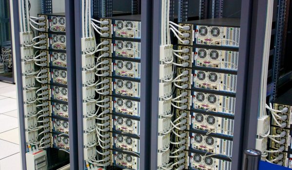 Racks de servidores en un centro de datos para monitorización ambiental